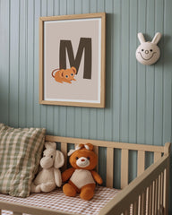 After Hover: Kinder Illustration M wie Maus, Namen- & Buchstaben Kinderzimmerdeko in Beige mit weißem Rand