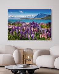 After Hover: Blumenwiese in blauer Bergsee-Landschaft