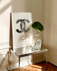 After Hover: Logo von Coco Chanel - Metallic Muster mit Zitat