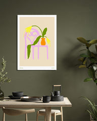After Hover: Boho Blumenvase auf rosa Stuhl