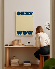 After Hover: Okay Wow - Moderne Typografie in Gelb und Blau
