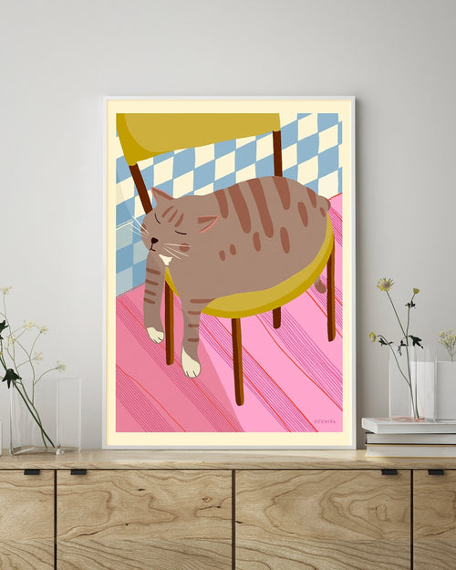 Katzen-Poster-Sleepy-Cat-auf-Stuhl