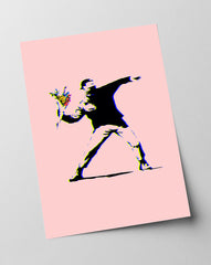 Banksy Mann wirft Blumen - Activism Kunstdruck in Rosa - Modern Street-Art - Klein bis Groß XXL